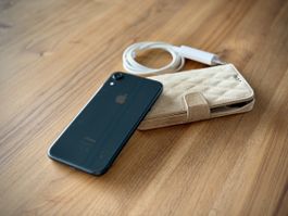 Apple iPhone XR 64GB Schwarz mit Noreve Hülle
