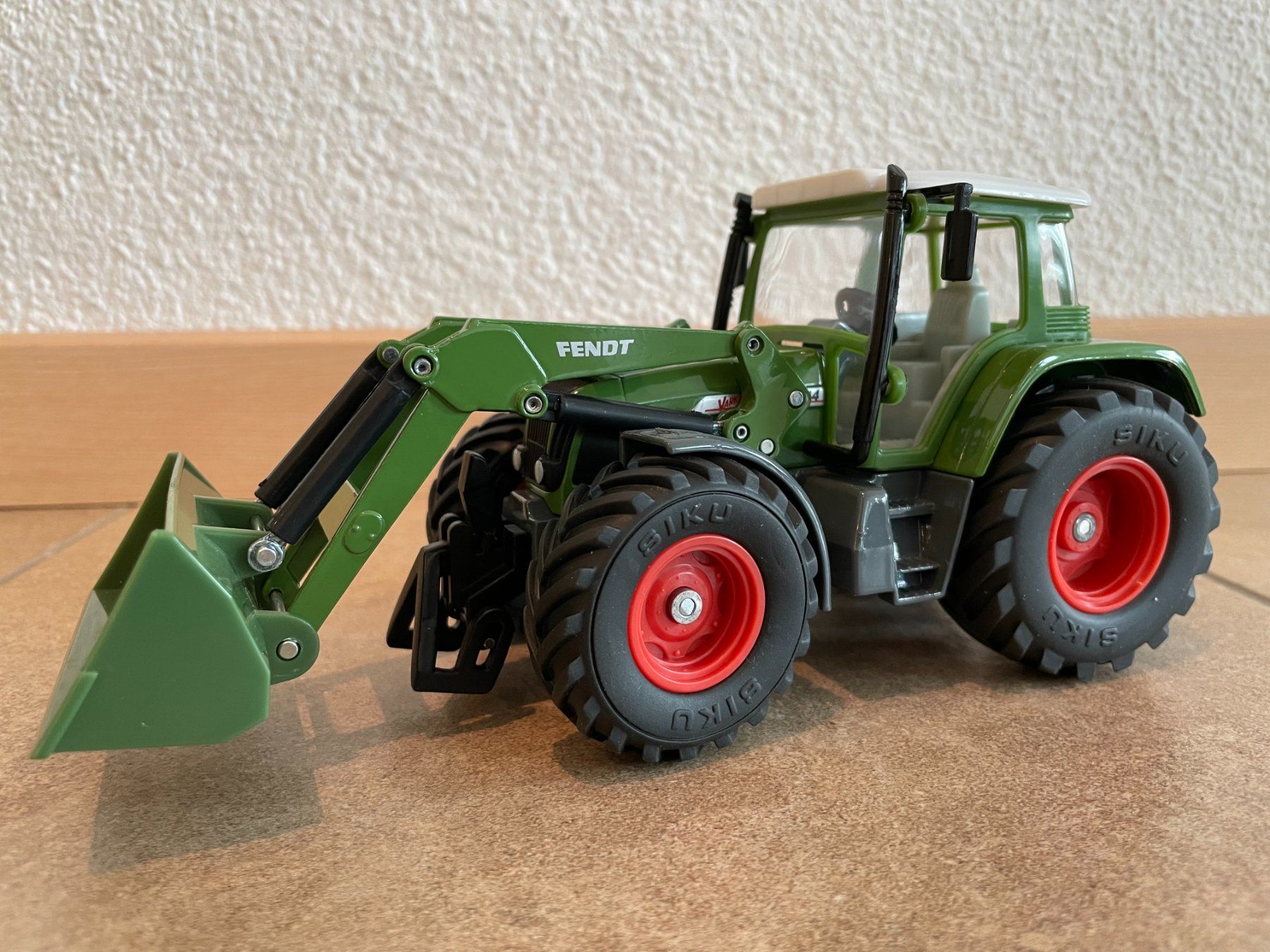 Fendt Trattori: SIKU Fendt Vario 714 – Nuovo e nell'imballaggio originale da Kreuzlingen venduto da Stefan1150