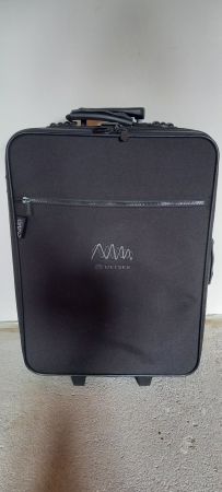 schwarzer Rollkoffer der Marke Desley