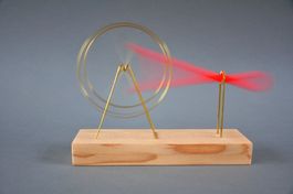 Perpetuum Mobile Messing mit Holzsockel