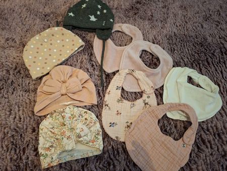 Set Baby-Mützen und Lätzchen gemischt guter Zustand (0-3M.)
