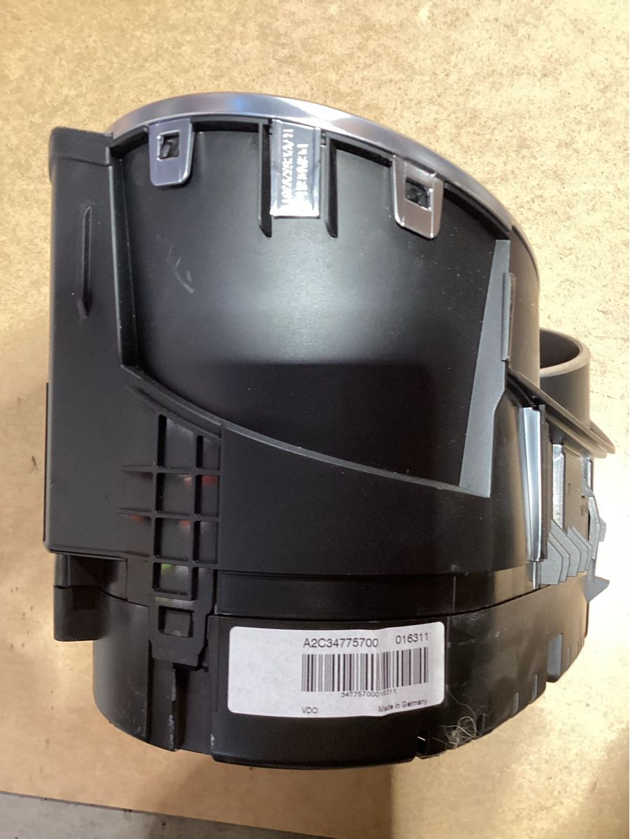 VW Tutti pezzi di ricambio auto: Tacho zu VW Golf VI 1.2TSI BMT – Usato da Reichenburg venduto da T864RX 3
