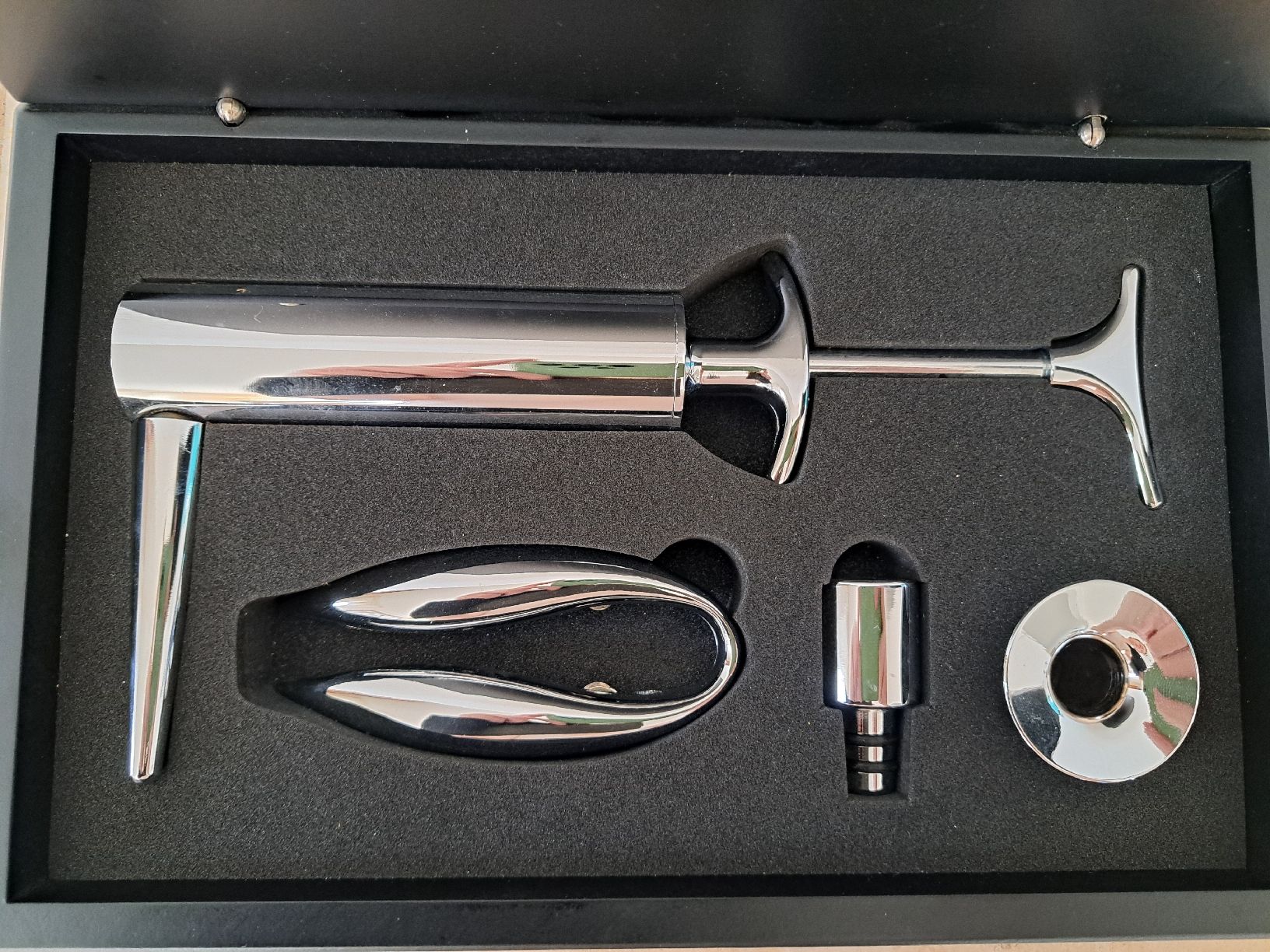 Apribottiglie & Tappi per chiusura: Elegantes Wein-Set – Nuovo e nell'imballaggio originale da Unterlunkhofen venduto da b_and_j 1