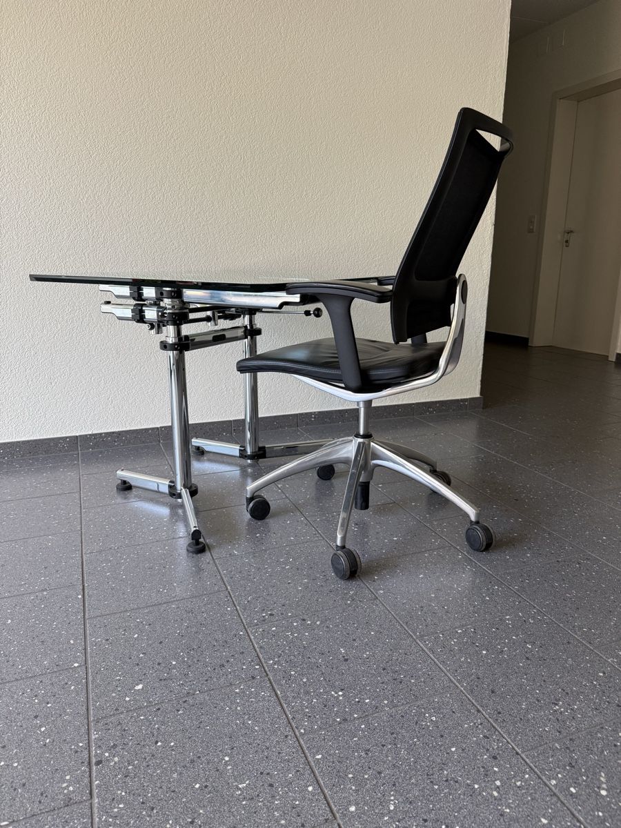 Scrivanie: USM kitos Moderner Glastisch mit Chromgestell. – Usato da Zürich venduto da chi_xhq5 2