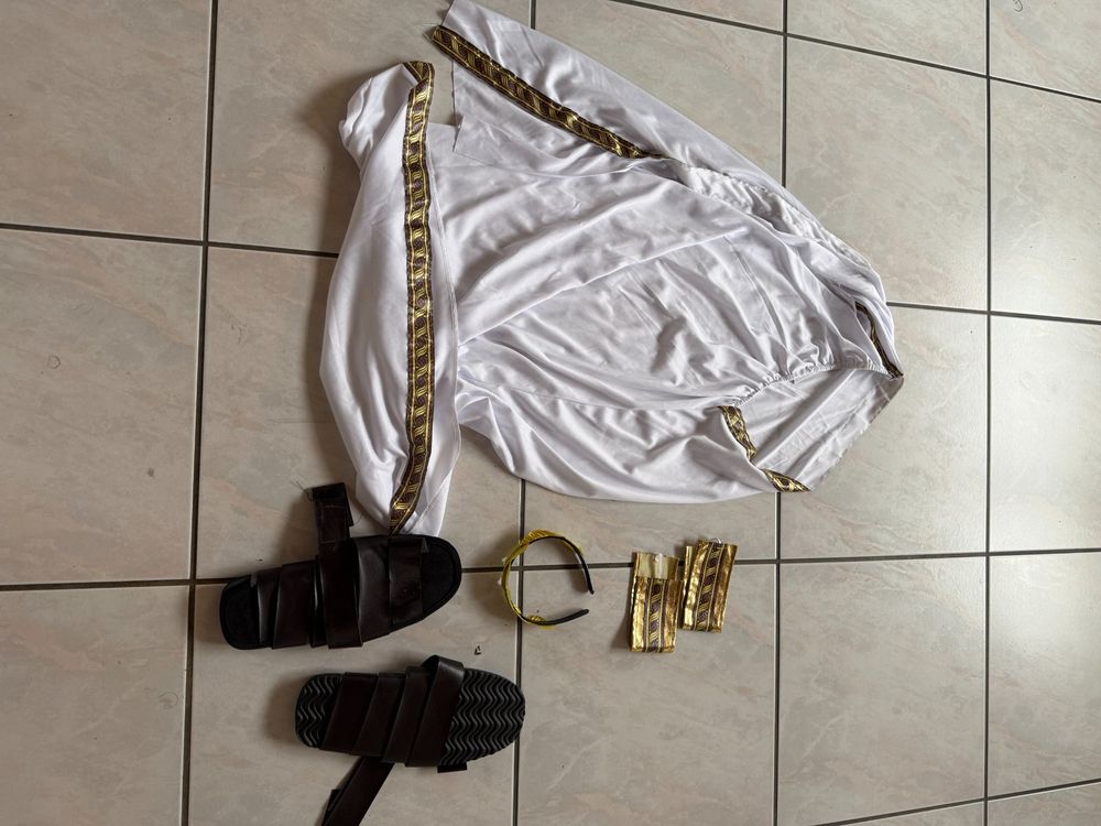 Römische Toga mit Riemensandalen und Zubehör (Gebraucht) in Lützelflüh ...
