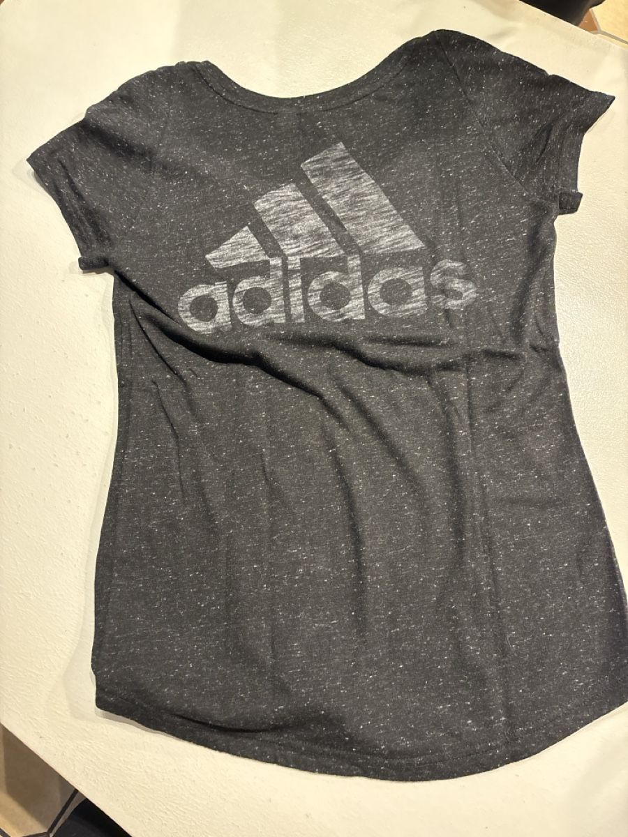 T-shirt: T-shirt  – Nuovo (secondo la descrizione) da Uvrier venduto da lou_dhk8 1