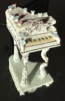 Limoges Miniatur-Klavier aus Porzellan, Handbemalt