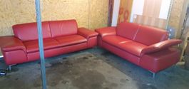 2 rote Ledersofas