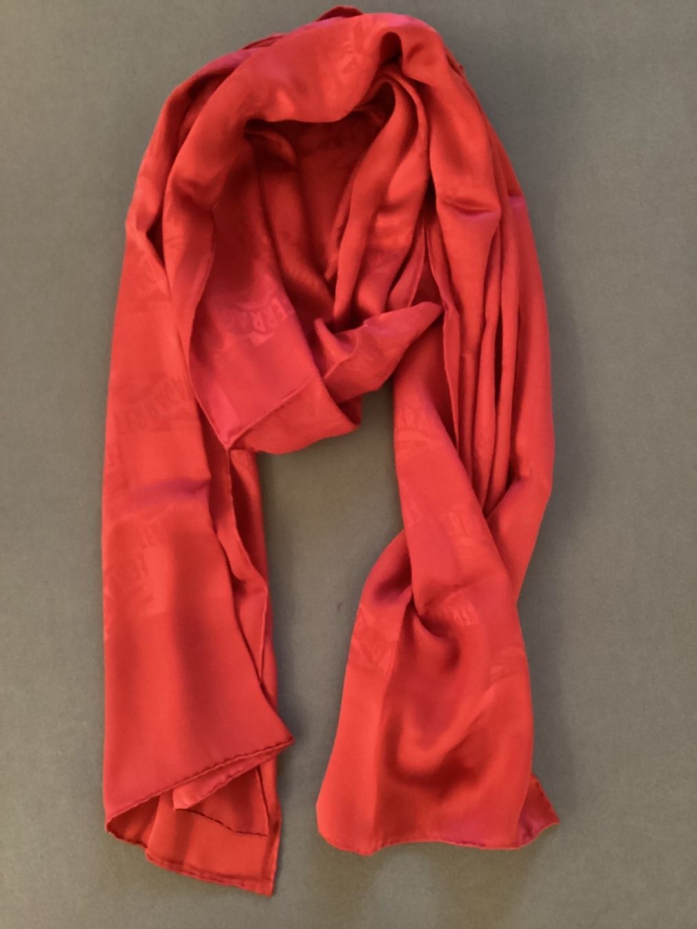Salvatore Ferragamo Foulard & Sciarpe: Ferragamo Silk Scarf ROT – Nuovo (secondo la descrizione) da Pfäffikon ZH venduto da JingTunic