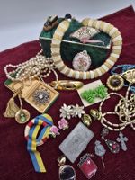 Lot de bijoux fantaisie vintage – Colliers, broches, boucles