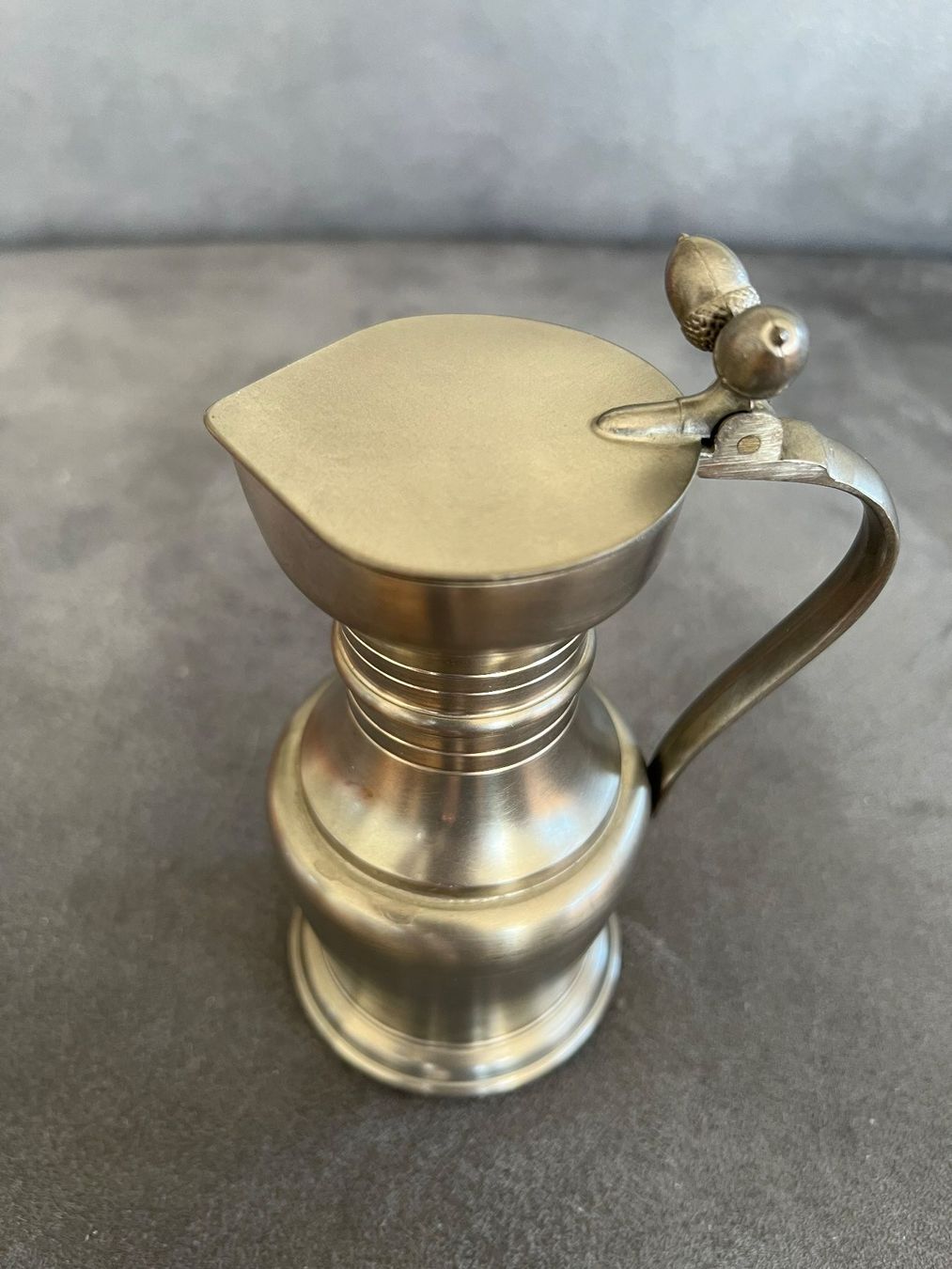 Caraffe: Zinn Karaffe mit 2 Becher und Teller – Usato da Grueningen venduto da ant_qb8l 1