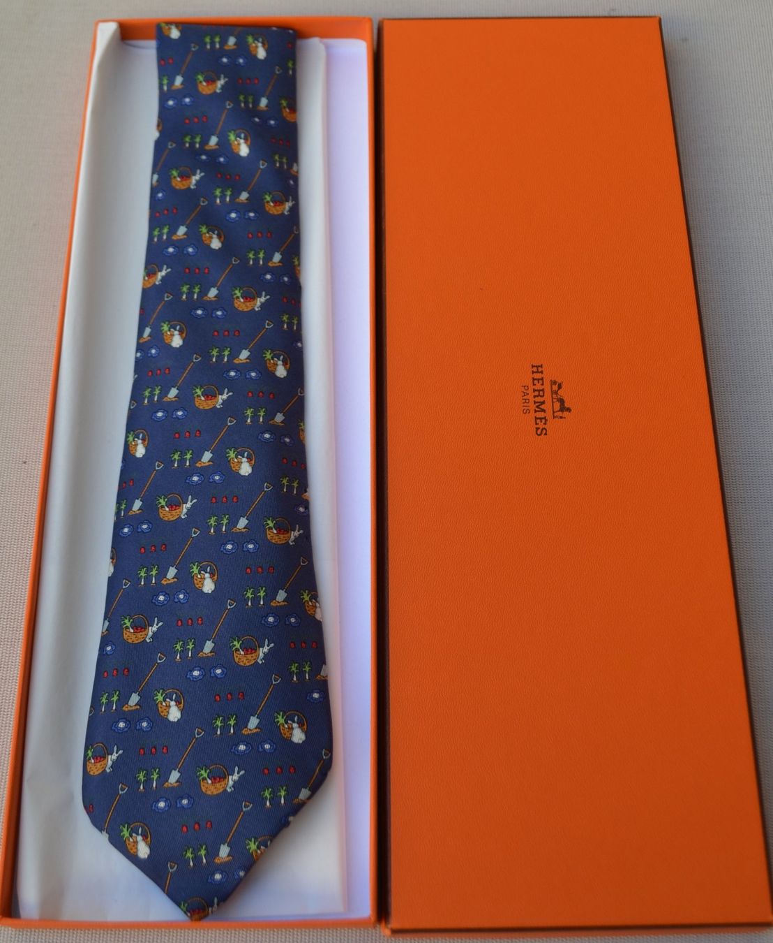 Hermès Cravatte: Krawatte / Cravate Hermès 100% Soie/ Seide – Usato da Collonges venduto da Auganien