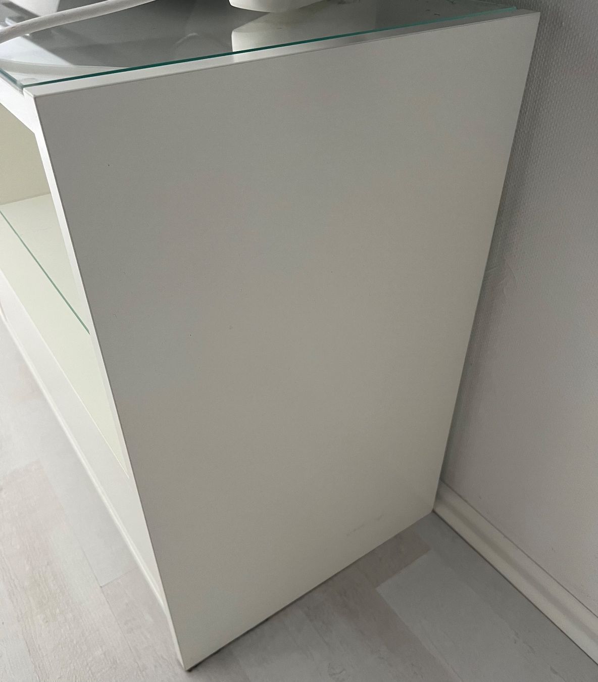 Mobili TV: Weisses Sideboard mit Glas – Usato da Trasadingen venduto da Kim_06.02. 2