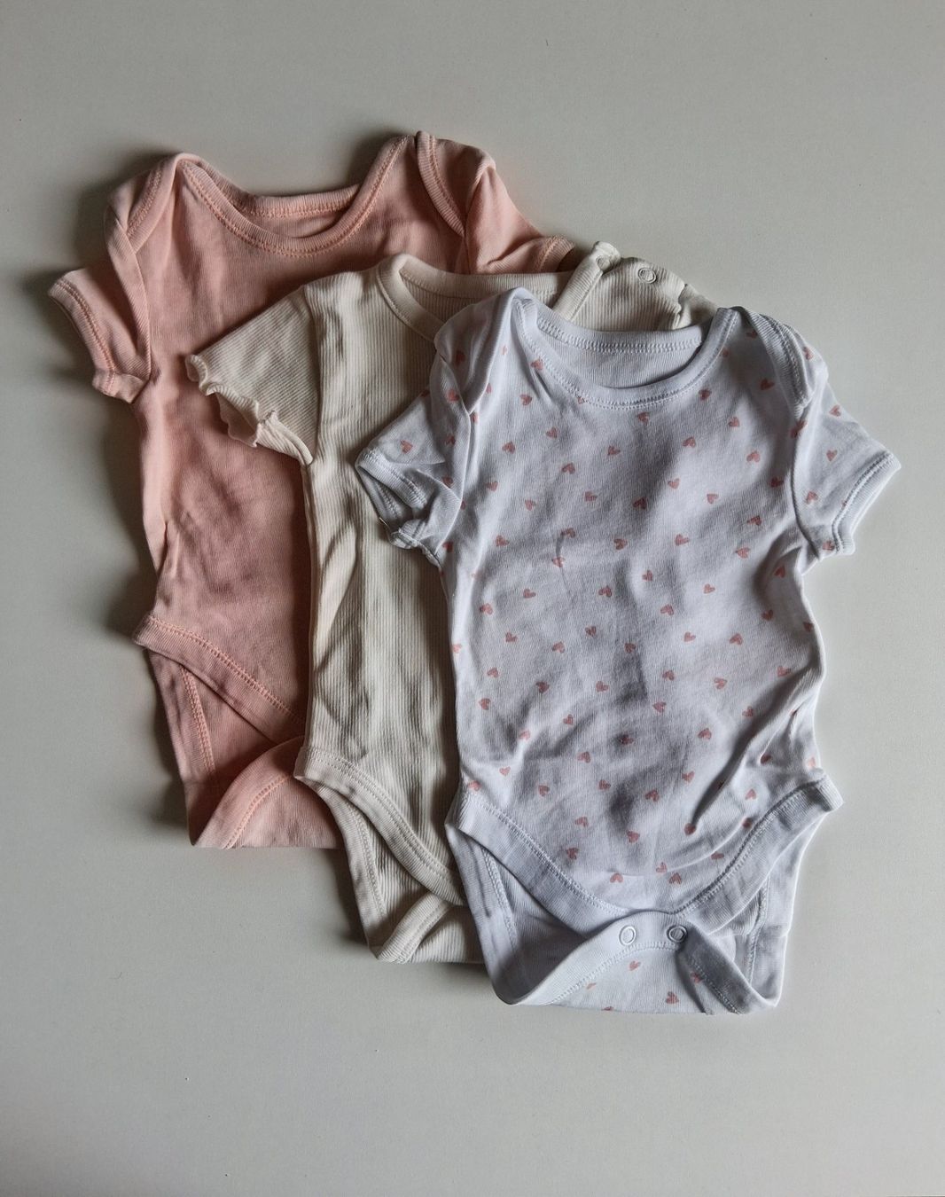 Lotti & Set di vestiti: Lot de 3 bodies, taille 62 – Nuovo (secondo la descrizione) da St-Légier-Chiésaz venduto da dma_699g