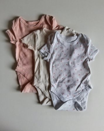Lot de 3 bodies, taille 62