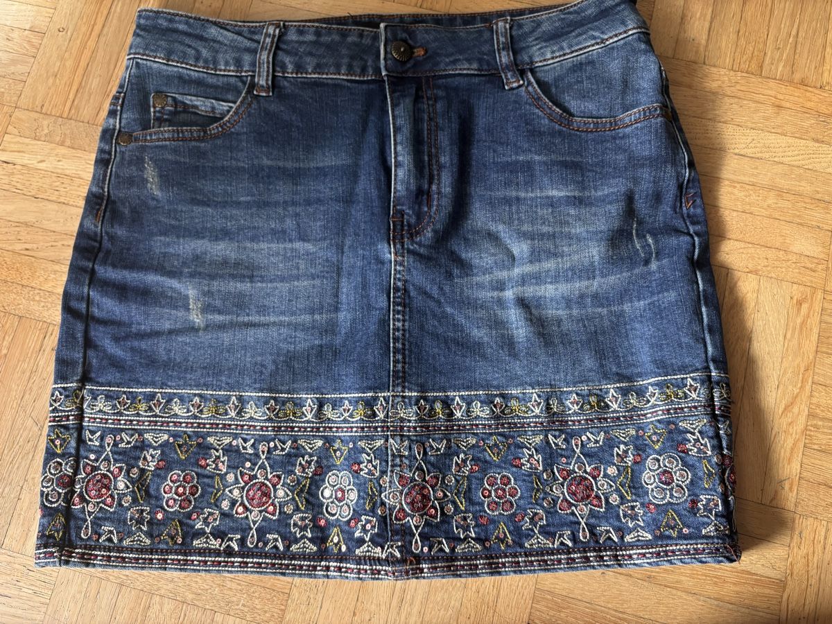 Desigual Röcke: Jupe en jean desigual courte brodée taille38 – Gebraucht aus Le Grand-Saconnex von EwanJ18