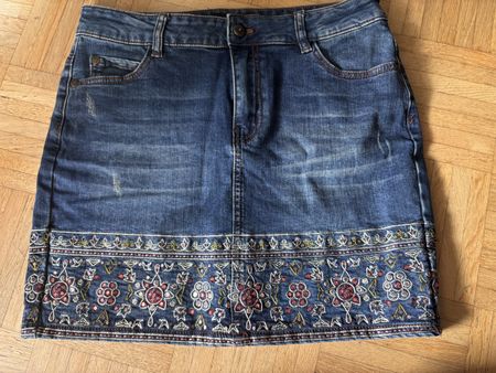 Jupe en jean desigual courte brodée taille38