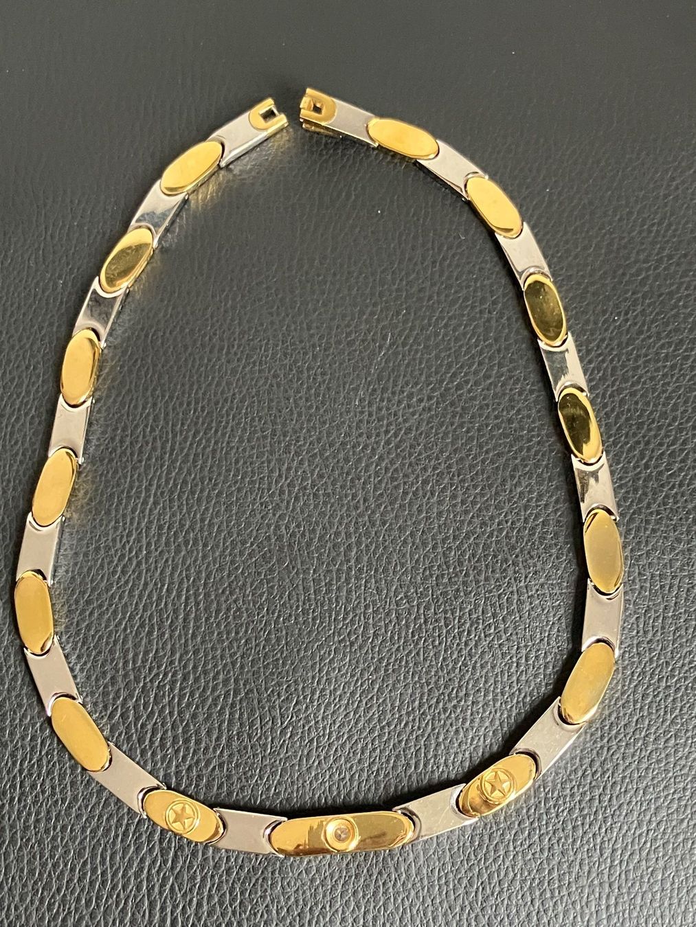 Catenine: Collier ras- du- cou bicolore en acier – Usato da Peseux venduto da Chimon59 5
