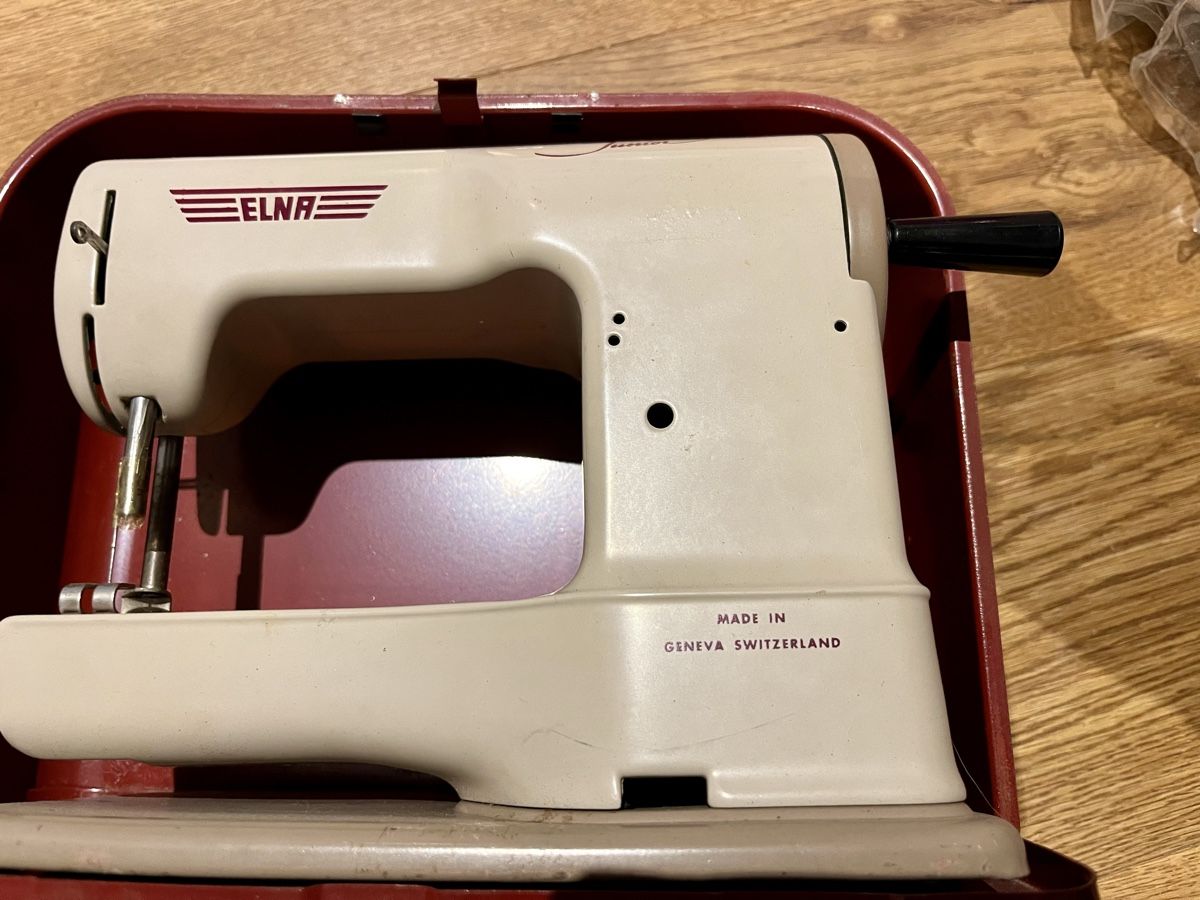 Elna Macchine da cucire: ELNA Junior Nähmaschine, 1965 – Usato da Steffisburg venduto da Bird304