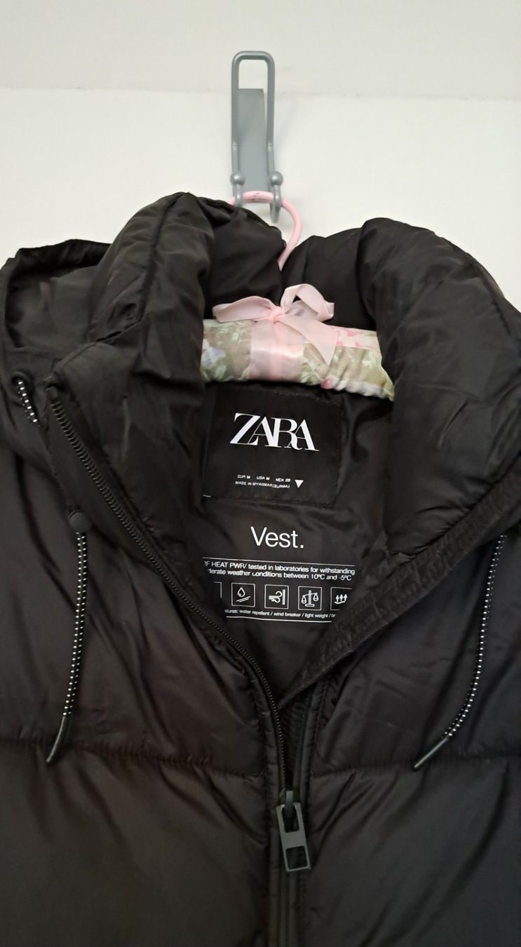 Zara Giacche: Doudoune sans manches "Zara" noire à capuche, taille M – Nuovo (secondo la descrizione) da Meyrin venduto da gazon02 2