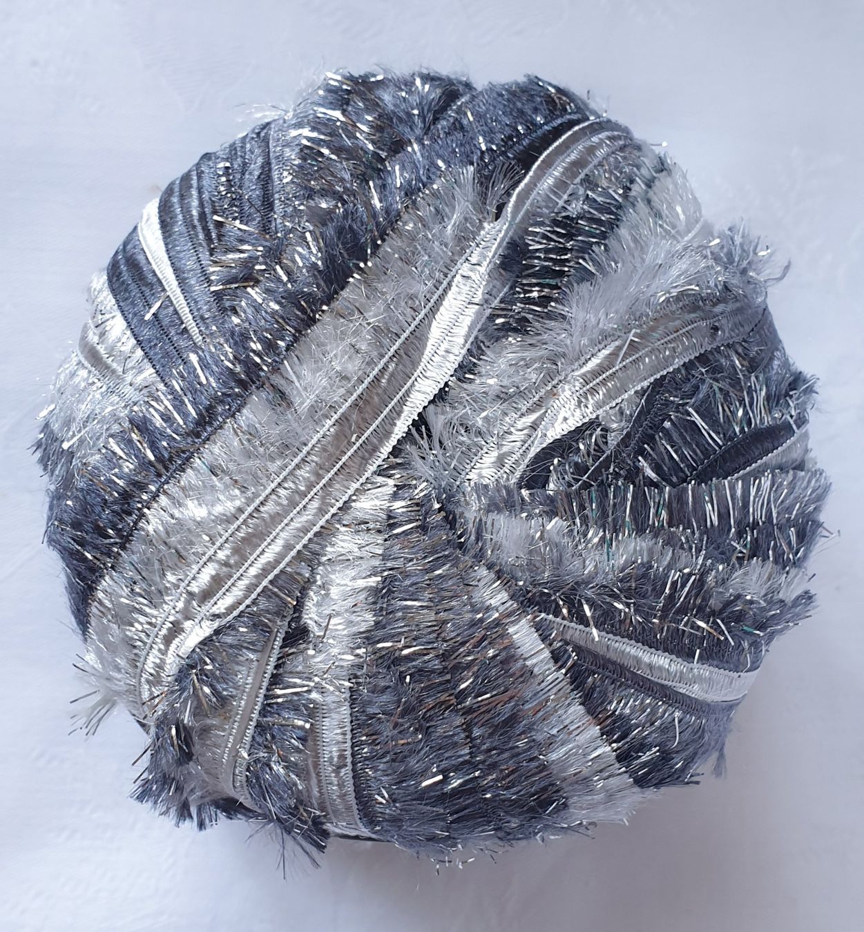 Wolle: 50g weiches Effektbändchen Garn – Neu und originalverpackt aus Basel von Sweet-Yarns01 1