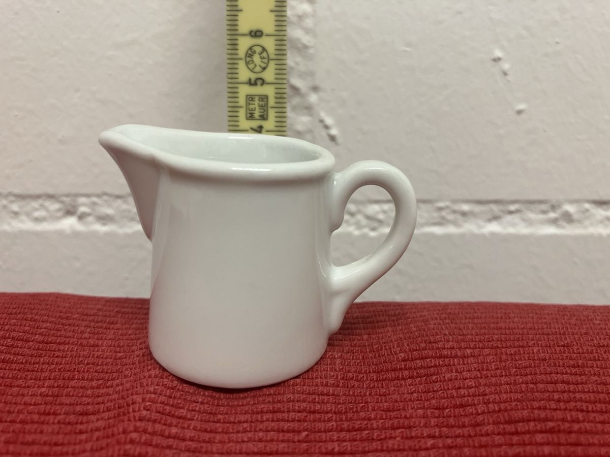 Karaffen: Miniature Creamer Pitcher, White Ceramic – Gebraucht aus Wettingen von BAG4478