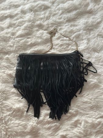 Schwarze Fransen Tasche mit Goldkette, neuwertig, Sommer