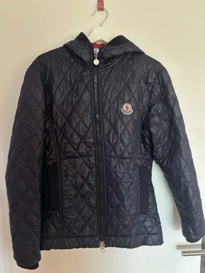 Moncler Jacken: Moncler Jacke – Gebraucht aus Grabs von living-glow