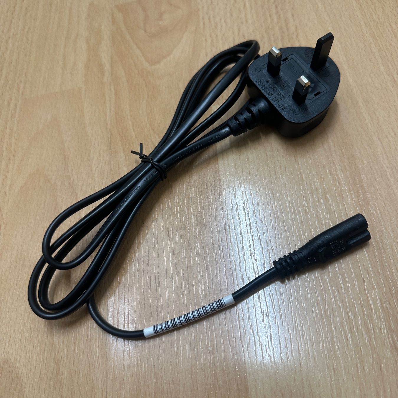 Cavi: Netzkabel mit UK-Stecker – Nuovo (secondo la descrizione) da Chur venduto da coskun