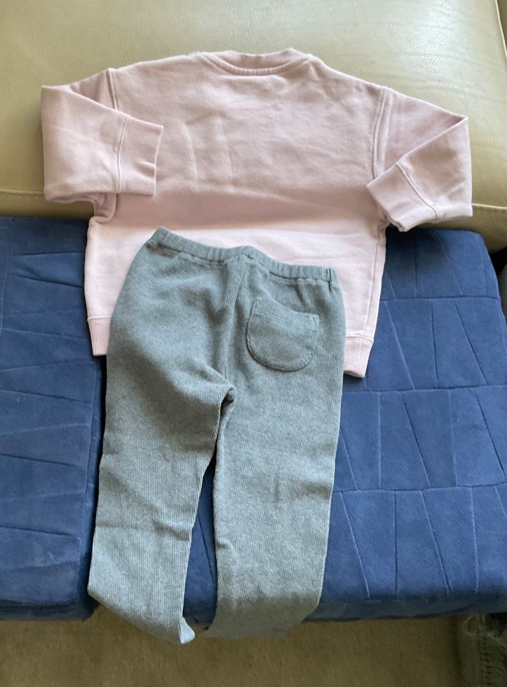Lotti & Set di vestiti: Ensemble bébé fille UNIQLO Mickey Mouse, taille 18-24 mois – Usato da Genève venduto da Mazelyne 1