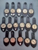 16 alte Brusttaschenanhänger