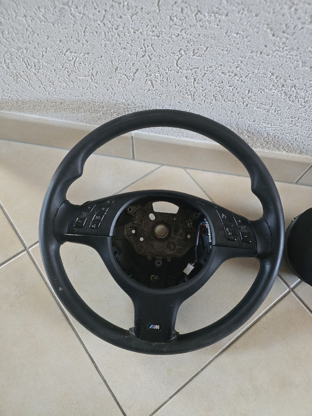Toutes les pièces auto: Volant M Bmw e46 multifonctions  – D'occasion à Froideville par tra_n6rb