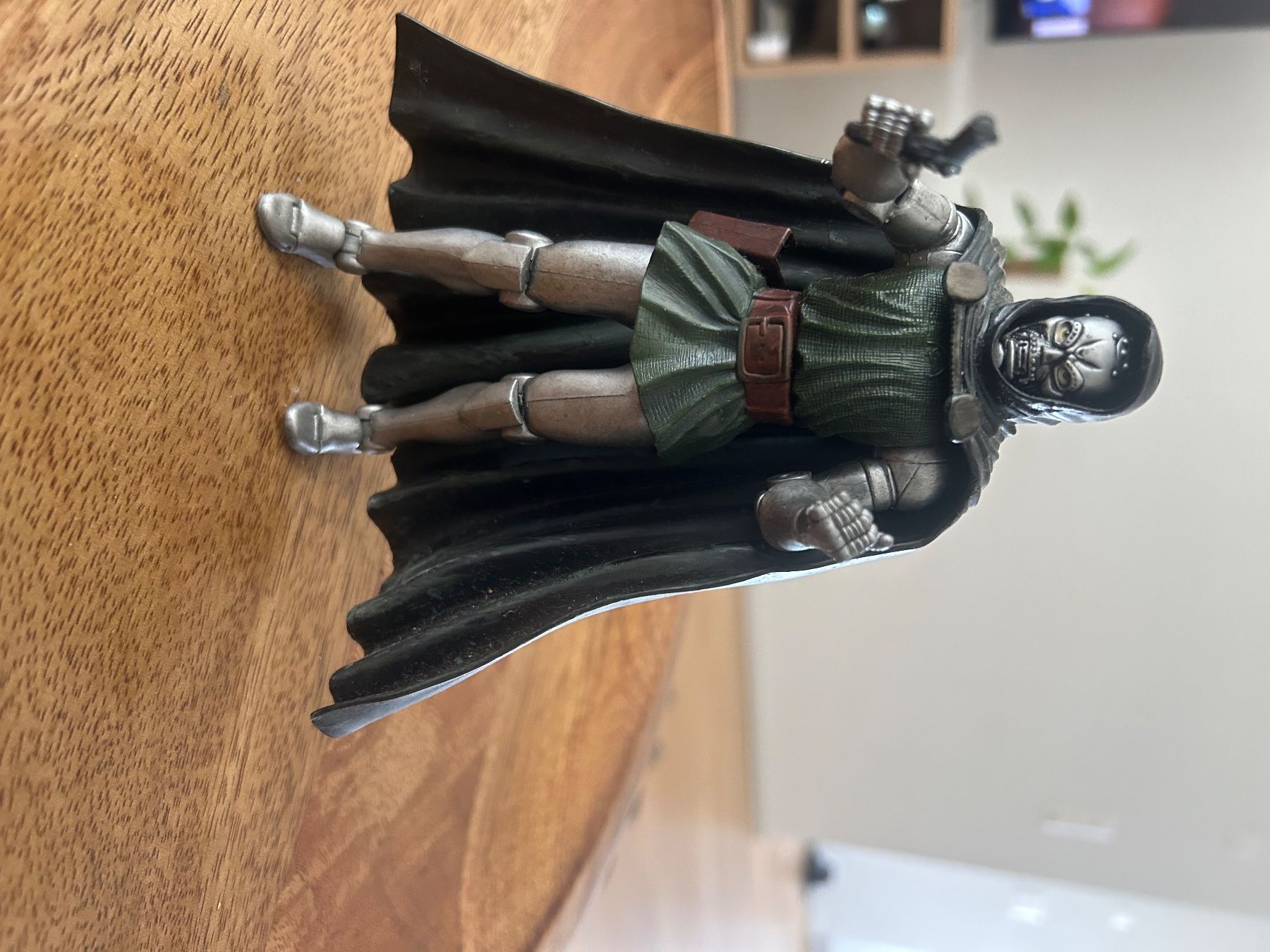 Marvel Statuette: Marvel Legends Dr. Doom Figur – Usato da Zürich venduto da Guti90 1