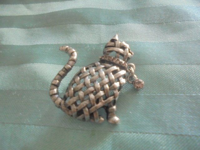 Broches & Aiguilles: Büsi Brosche mit Patina – D'occasion à Hinwil par Glasperlen