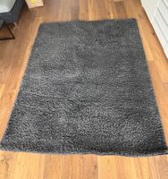 Moderner grauer Hochflor-Teppich 200 x 158 cm