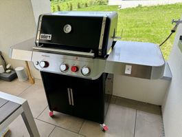 Weber Genesis E-325S mit 8 Jahren Garantie und viel Zubehör