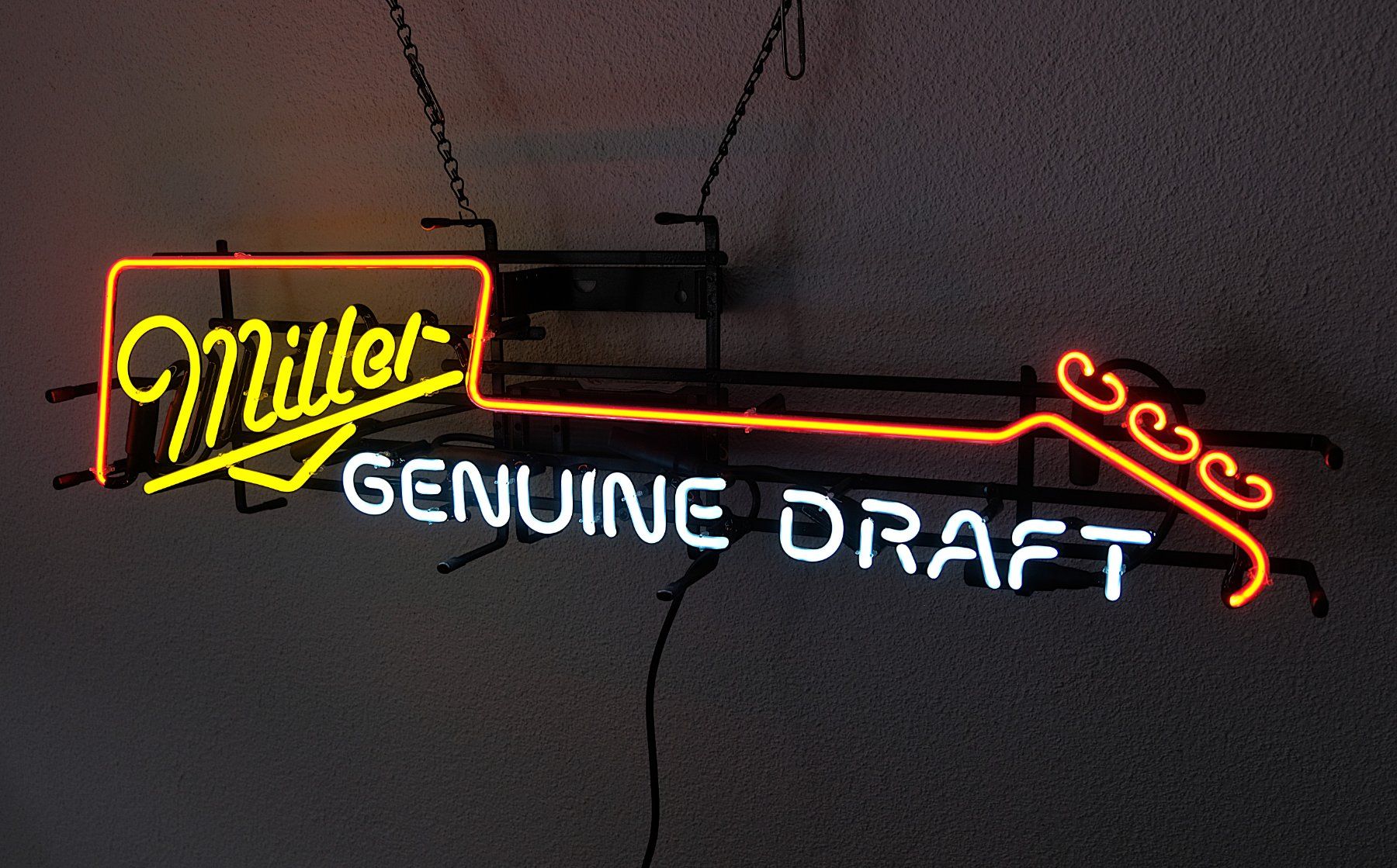 Tutte le decorazioni: Miller Genuine Draft Guitar Neon Sign – Usato da Volketswil venduto da brockipfannenstil 1
