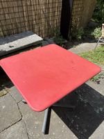Roter Gartentisch mit 4 Klappstühlen, Sommer-Angebot!