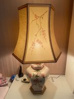 Tischlampe mit Blumendekor Keramik und Stoffschirm