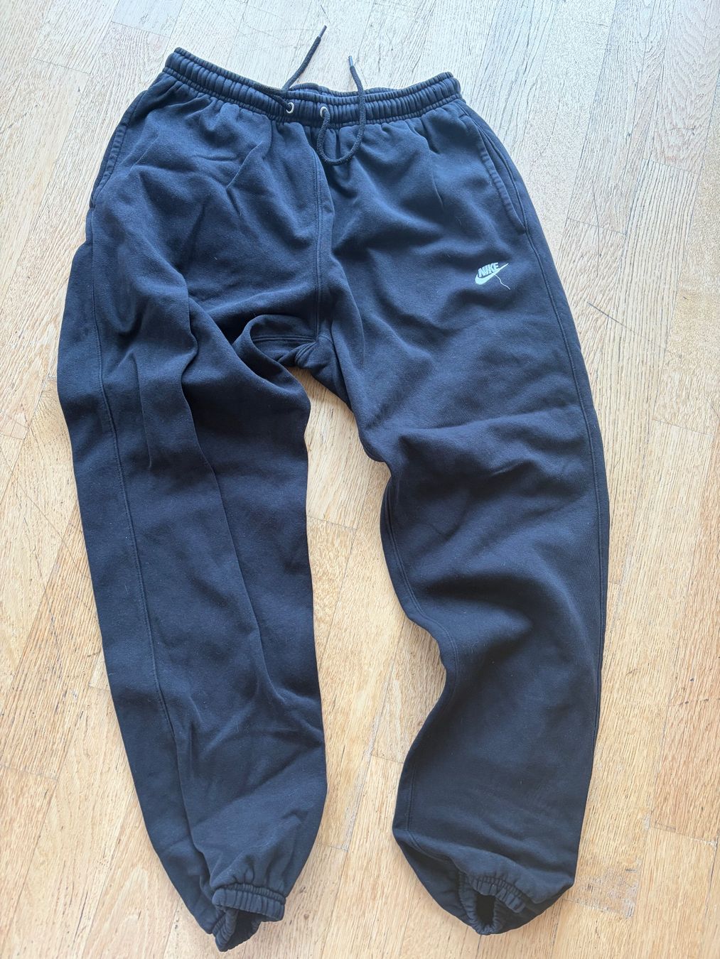 Nike Kleiderpakete & -sets: Nike Trainingsanzug schwarz Grösse S – Gebraucht aus Stallikon von Ekatusha 1