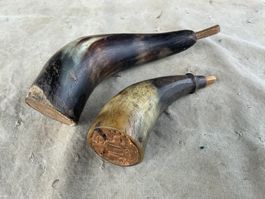 2 sehr seltene antike Pulverhörner / Jagdhörner