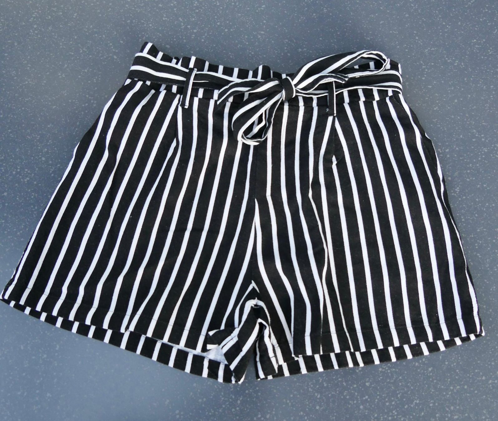 Pantalons: kurze Hose – D'occasion à Münchenbuchsee par Yothu