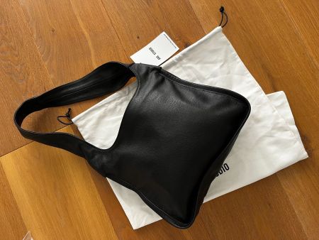 Schwarze Ledertasche von ARE STUDIO – Sommertrend! ☀️👜