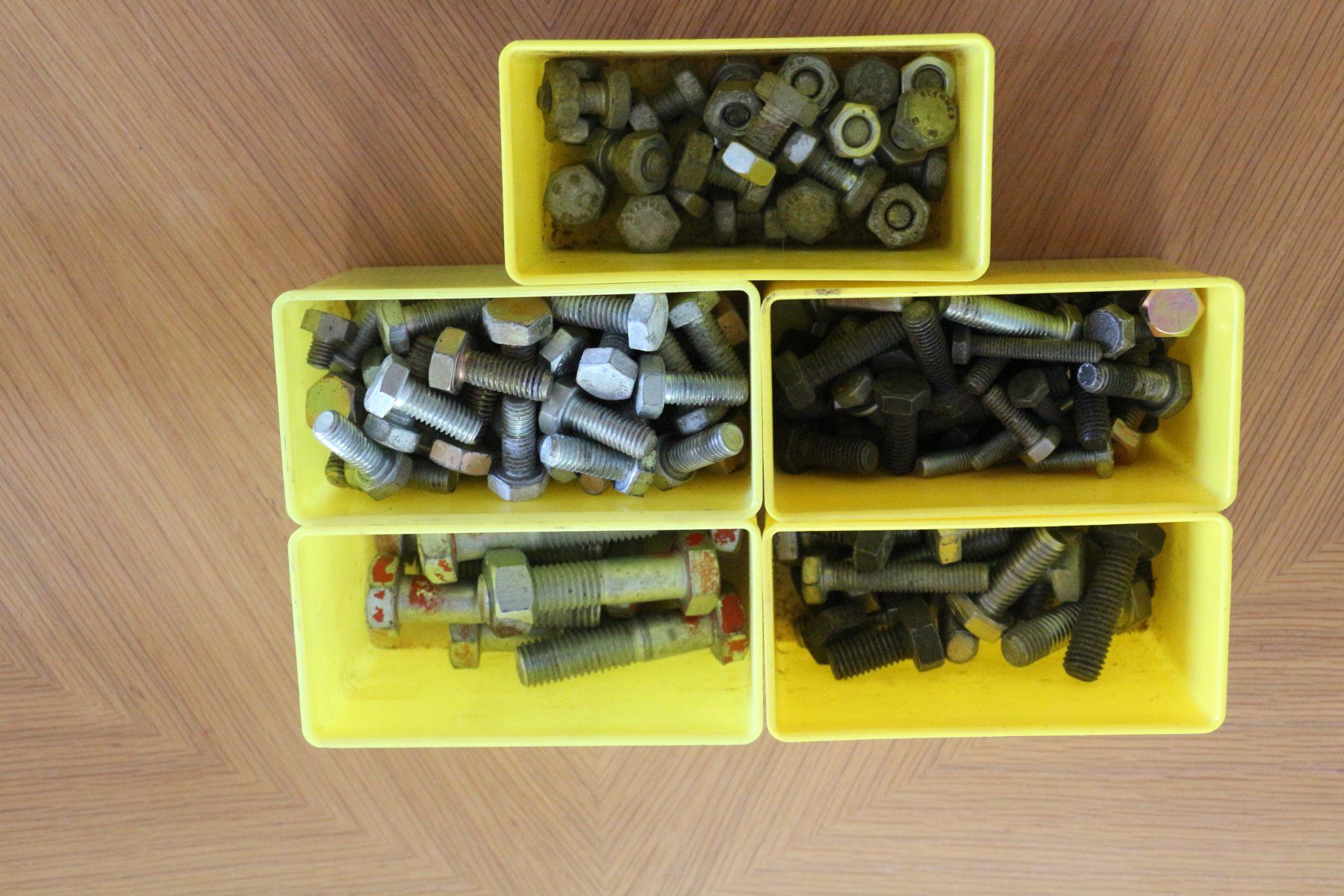 Ferramenta: Sortiment 6 kt.Schrauben  gemischt gebraucht ca.2kg – Usato da Ennetbaden venduto da carlo43