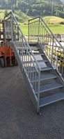 Treppe mit Geländer und Podest