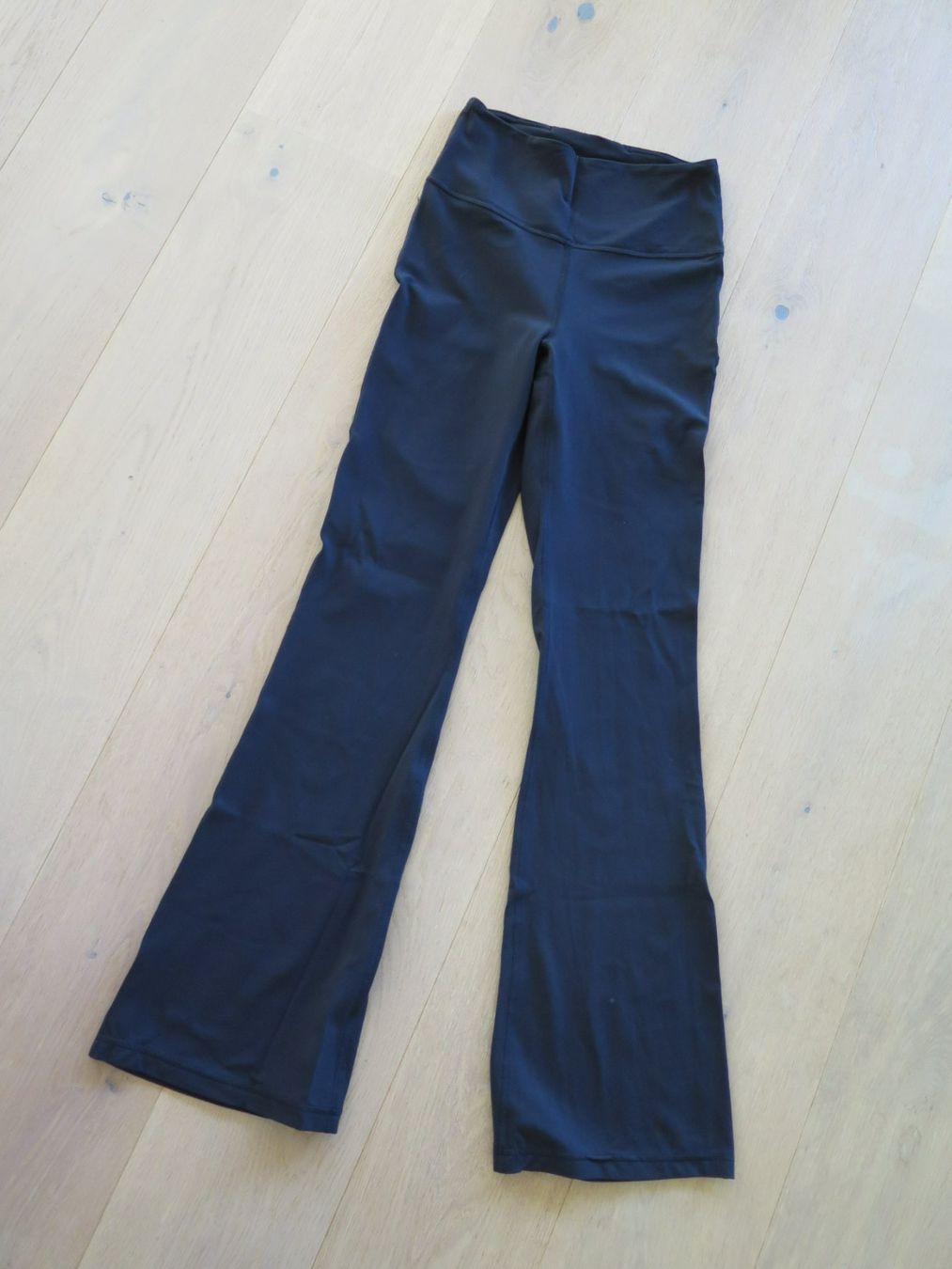 Pantaloni: Lululemon Hose Schwarz mit Schlag – Nuovo (secondo la descrizione) da Hausen am Albis venduto da Soul2026