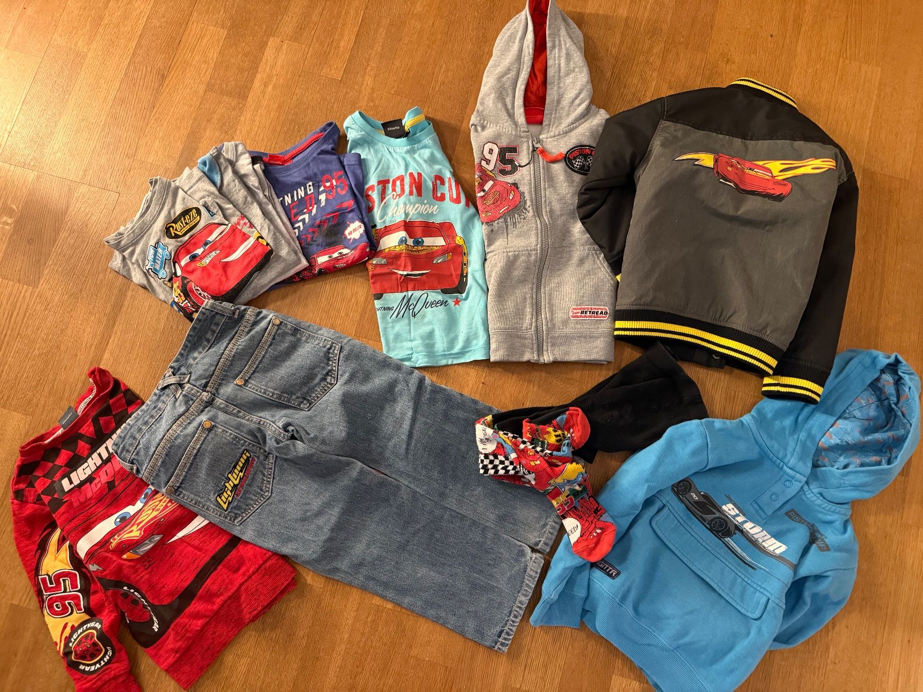 Lotti & Set di vestiti: Cars kleiderpaket mit Jacke – Usato da Winkel venduto da gatta 1