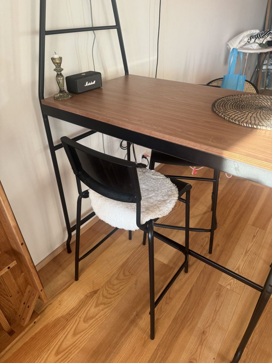Ikea Tables: Bartisch mit 4 Hockern – D'occasion à Basel par Lucijam. 2