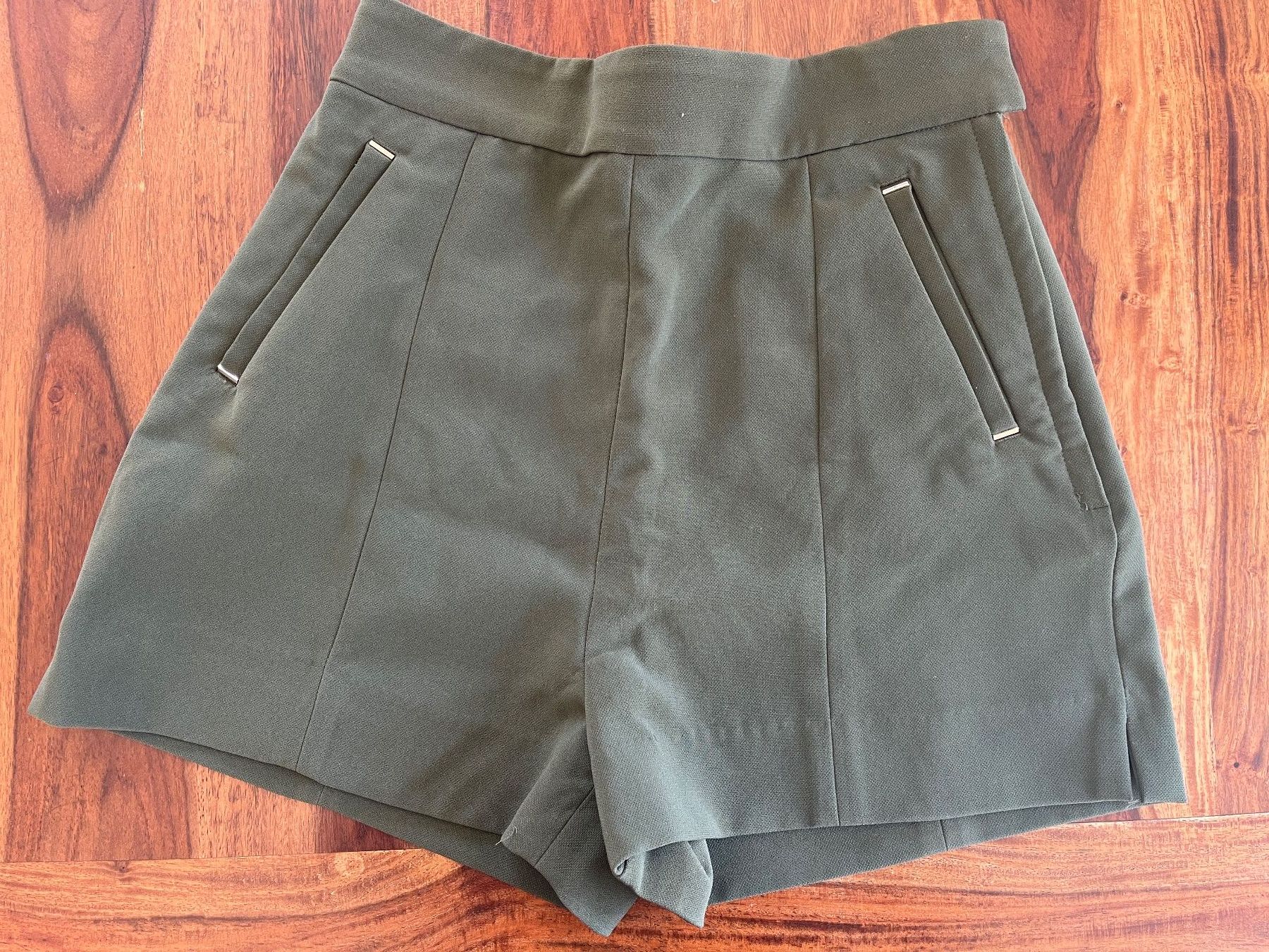 H&M Pantaloni: short kaki H&M – Usato da Cossonay-Ville venduto da 021epi70
