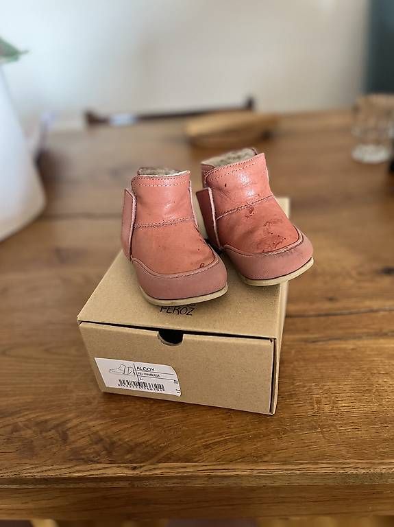 Scarpe per ragazzi: Chaussures minimaliste pour petit enfant – Usato da Lausanne venduto da beatriz_g